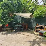 アパート тих двустаен самостоятелен с двор,до площада на