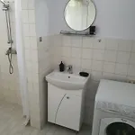 アパート тих двустаен самостоятелен с двор,до площада на