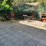アパート тих двустаен самостоятелен с двор,до площада на *