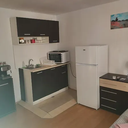 Apartamento тих двустаен самостоятелен с двор,до площада на