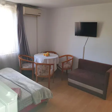 Apartamento тих двустаен самостоятелен с двор,до площада на Sandanski