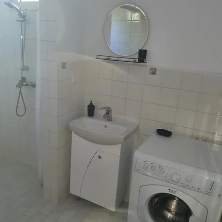 тих двустаен самостоятелен с двор,до площада на *