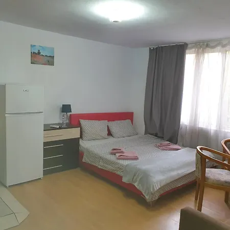 тих двустаен самостоятелен с двор,до площада на Sandanski