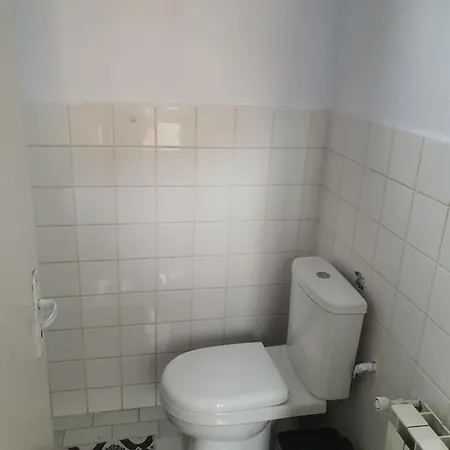 Apartamento тих двустаен самостоятелен с двор,до площада на *