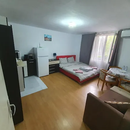 тих двустаен самостоятелен с двор,до площада на Apartamento *