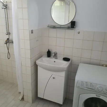 Apartamento тих двустаен самостоятелен с двор,до площада на