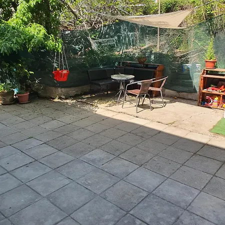 Apartamento тих двустаен самостоятелен с двор,до площада на *