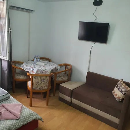 тих двустаен самостоятелен с двор,до площада на Apartamento