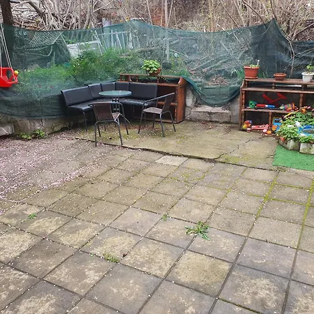 тих двустаен самостоятелен с двор,до площада на Apartamento *