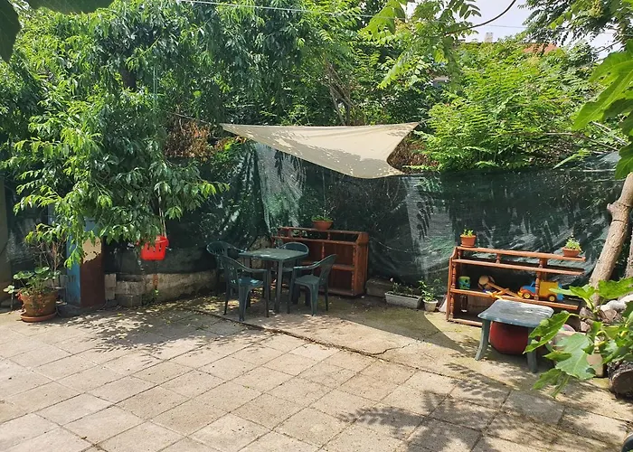 Апартамент тих двустаен самостоятелен с двор,до площада на