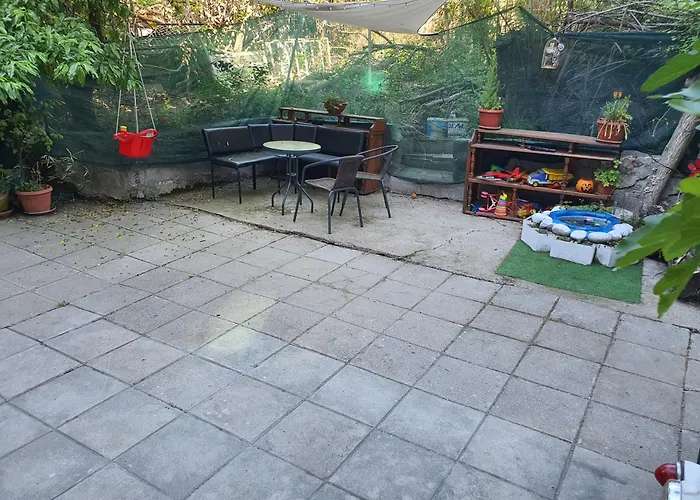 тих двустаен самостоятелен с двор,до площада на Апартамент Сандански