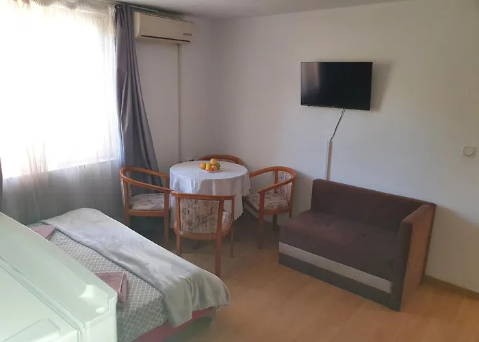 Апартамент тих двустаен самостоятелен с двор,до площада на Сандански