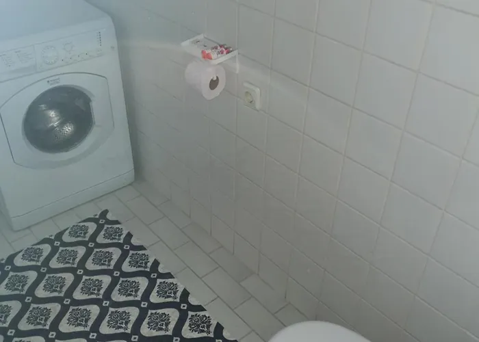 Апартамент тих двустаен самостоятелен с двор,до площада на Сандански