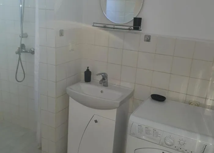 тих двустаен самостоятелен с двор,до площада на *