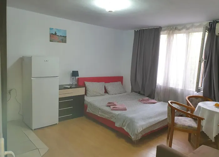 тих двустаен самостоятелен с двор,до площада на Сандански