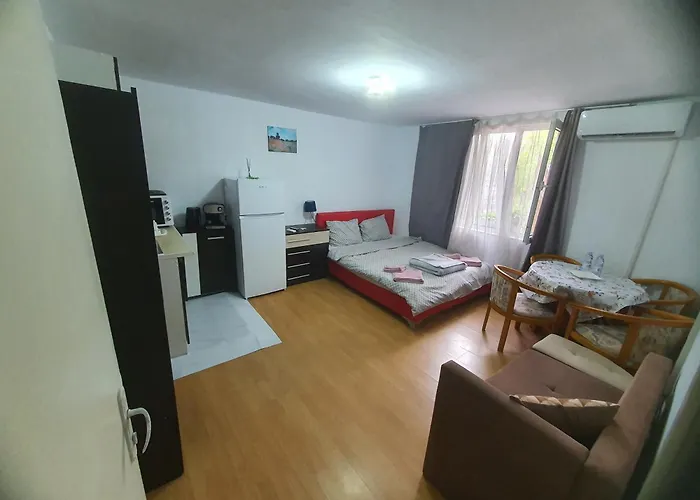 тих двустаен самостоятелен с двор,до площада на Апартамент *