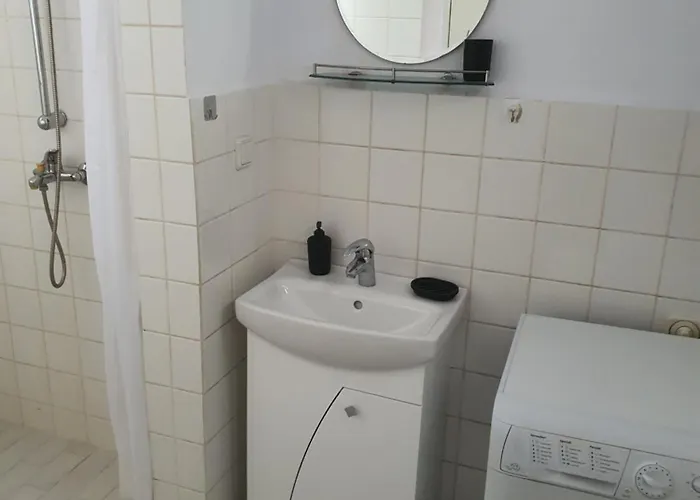 Апартамент тих двустаен самостоятелен с двор,до площада на