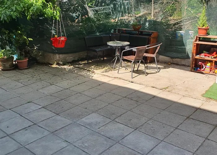 Апартамент тих двустаен самостоятелен с двор,до площада на *