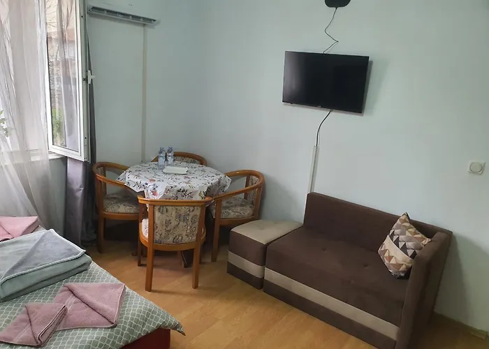 тих двустаен самостоятелен с двор,до площада на Апартамент