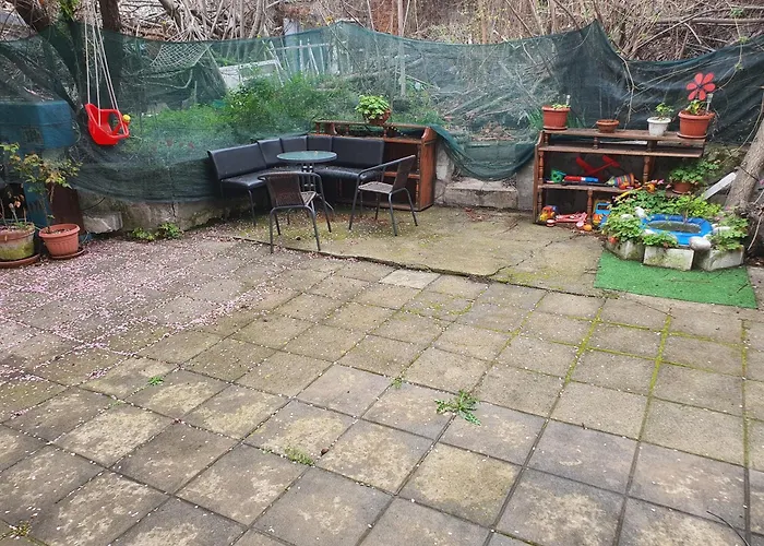 тих двустаен самостоятелен с двор,до площада на Апартамент *